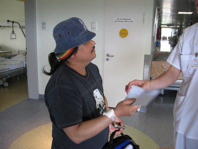 Ein philippinischer Seemann erhält seine Entlassungspapiere im Brunsbütteler Krankenhaus